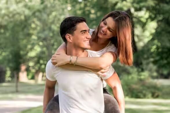 ਜੇਕਰ ਤੁਹਾਡੇ ਦੋਸਤ ਅਤੇ ਰਿਸ਼ਤੇਦਾਰ ਕਿਸੇ ਵੀ ਸਥਿਤੀ ਵਿੱਚ ਤੁਹਾਨੂੰ ਇੱਕ ਜੋੜੇ ਦੇ ਰੂਪ ਵਿੱਚ ਨਹੀਂ ਪਛਾਣ ਸਕਦੇ ਹਨ, ਤਾਂ ਇਹ ਵੀ ਸਿਚੂਏਸ਼ਨਸ਼ਿਪ ਦੀ ਨਿਸ਼ਾਨੀ ਹੈ। ਅਕਸਰ ਲੋਕ ਆਪਣੇ ਰਿਸ਼ਤੇ ਨੂੰ ਜ਼ਿਆਦਾਤਰ ਦੂਜਿਆਂ ਤੋਂ ਲੁਕਾਉਂਦੇ ਹਨ ਅਤੇ ਕਿਸੇ ਵੀ ਜਨਤਕ ਪ੍ਰਦਰਸ਼ਨ ਤੋਂ ਬਚਦੇ ਹਨ।