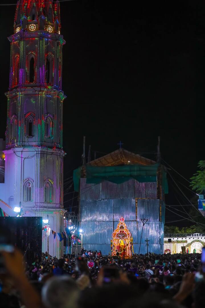பொதுவாக மற்ற ஆலயங்களில் நடைபெறும் தேரோட்டத்தில் பீடத்தில் உள்ள சொருபத்தை நேரில் எடுத்துச் செல்வது கிடையாது. ஆனால் பனிமயமாத ஆலயத்தில் அன்னையின் சுருபம் நகரின் முக்கிய வீதிகளின் வழியாக பவனியாக கொண்டு வரப்படுகிறது.