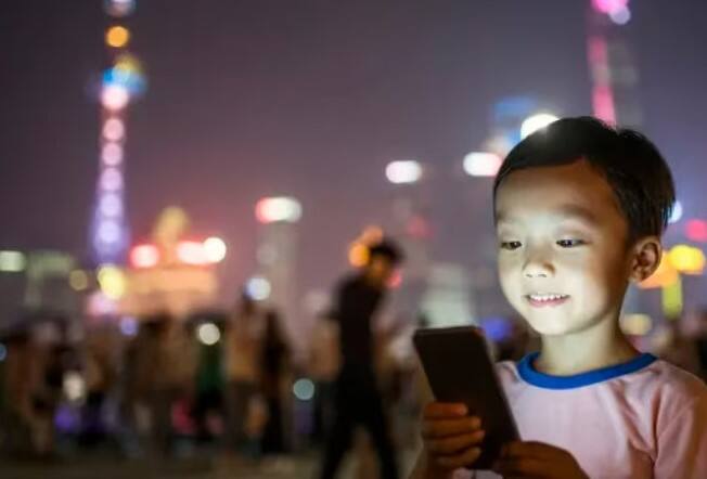 એક રિપોર્ટ અનુસાર ચીને પાંચ અલગ-અલગ ઉંમરના જૂથ માટે પ્રતિબંધોનું સૂચન કર્યું છે, જેમાં 3 થી નાની, 3-8, 8-12, 12-16 અને 16-18ની ઉંમર ધરાવતા બાળકો હશે. આ તમામનો મોડ અલગ-અલગ હશે. 3 વર્ષથી નાની ઉંમરના બાળકો માટે પ્રત્યેક દિવસ માત્ર 40 મિનિટની પરવાનગી હશે. 8થી 16 વર્ષ ની વચ્ચેની ઉંમર ધરાવતા બાળકો માટે આ સમય મર્યાદા 1 કલાક સુધીની હશે. 16 થી 18 વર્ષની ઉંમર ધરાવતા બાળકો મોબાઈલ ફોનનો ઉપયોગ માત્ર બે કલાક સુધી કરી શકશે. તેઓ રાતના 10 વાગ્યાથી સવારના 6 વાગ્યા સુધી ઈન્ટરનેટ એક્સેસ કરી શકશે નહીં.