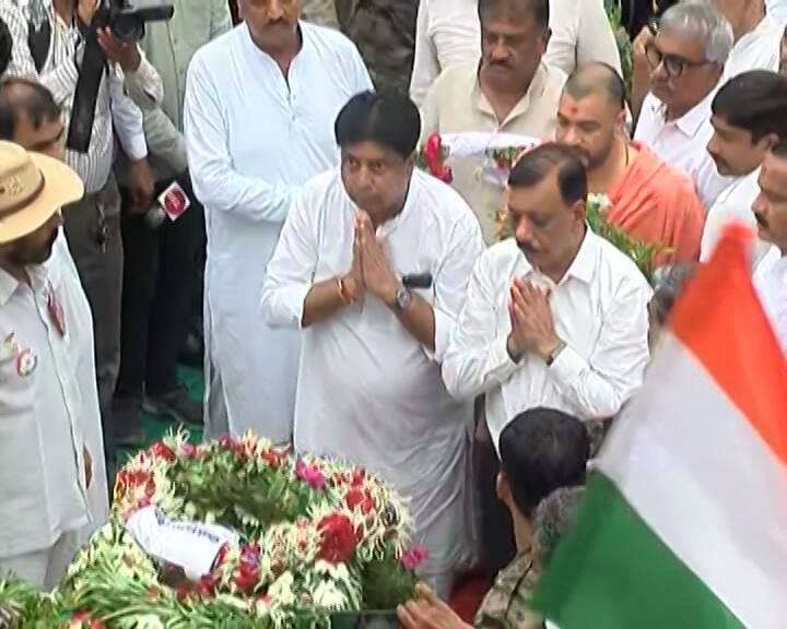 આ ઉપરાંત શહીદ મહિપાલ સિંહને શ્રદ્ધાંજલિ પાઠવવા કોંગ્રેસ નેતા શૈલેષ પરમાર અને મનિષ દોશી પહોંચ્યા હતા.