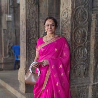 हेमा बताती हैं कि जब मुझे फिल्म ‘जॉनी मेरा नाम’ का ऑफर मिला तो मैंने देव साहब का नाम सुनते ही इसके लिए हां कर दी. लेकिन आप समझ सकते हैं कि मैं उस वक्त कितनी नर्वस हुई होंगी. हालांकि देव साहब और विजय साहब ने मेरा बेहद ख्याल रखा. फिल्म में एक गाने की शूटिंग केबल कार में होनी थी. लेकिन सेंटर पर आकर केबल कार अटक गई.