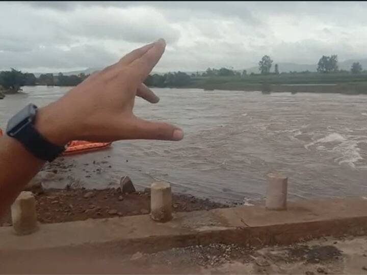 ही घटना शनिवारी दुपारी चारच्या सुमारास घडली. तुषार गणपती पांढरबळे (वय 24) असे त्याचे नाव आहे.