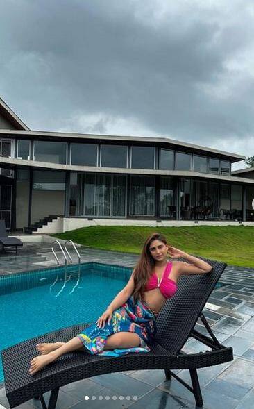 ਸਨਗਲਾਸ ਪਹਿਨ ਕੇ, ਨੋ ਮੇਕਅੱਪ ਲੁੱਕ ਵਿੱਚ ਅਭਿਨੇਤਰੀ ਨੇ ਆਪਣੇ ਆਊਟਲੁੱਕ ਨੂੰ ਪੂਰਾ ਕੀਤਾ ਹੈ।