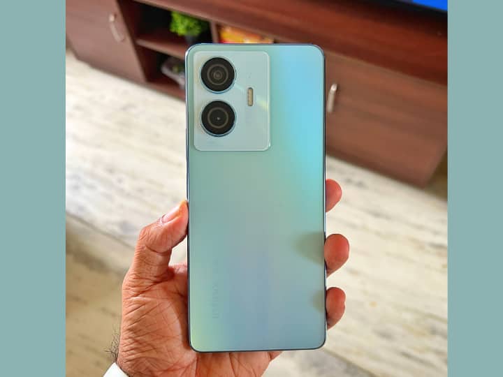 Infinix Hot 30 5G: इस फोन की कीमत 4/128GB वेरिएंट के लिए 12,499 रुपये है. स्मार्टफोन पर 10% का डिस्काउंट दिया जा रहा है. फोन में 6.78 इंच की IPS LCD डिस्प्ले, 8MP का फ्रंट कैमरा, रियर साइड में 50MP का कैमरा, MediaTek Dimensity 6020 प्रोसेसर और 5000 एमएएच की बैटरी 18 वॉट के फास्ट चार्जिंग के साथ मिलती है.