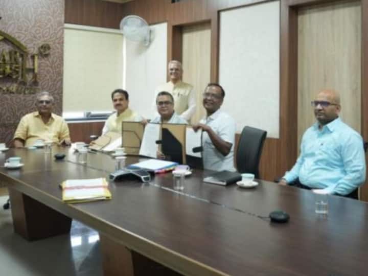 Chhattisgarh Herbal Product Promote 3 organizations sign MoU IIM Raipur ann छत्तीसगढ़ हर्बल को बढ़ावा देने के लिए 3 संस्थाओं ने किया MOU साइन, आदिवासी उत्पाद को मिलेगी राष्ट्रीय पहचान