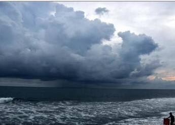 বর্ষাকাল মানে জায়গায় জায়গায় জমা জল। সঙ্গে একাধিক সমস্যা যার অন্যতম জলবাহিত রোগ। বিশেষজ্ঞরা মনে করাচ্ছেন, বছরের এই সময়টা অন্তত পাঁচটি জলবাহিত রোগের প্রাদুর্ভাব হওয়ার আশঙ্কা থাকে।