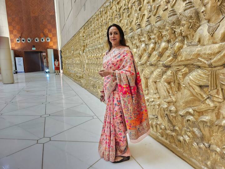 अपने बेहतरीन डांस और दिलकश अदाकारी के लिए मशहूर हेमा मालिनी ने अपने दौर में इंडस्ट्री के हर बड़े स्टार के साथ स्क्रीन शेयर की है. धर्मेंद्र के साथ उनकी जोड़ी को दर्शकों ने बेहद पसंद किया और आगे चलकर ये दोनों रियल लाइफ कपल भी बने. वहीं सुपर स्टार देव आनंद के साथ भी हेमा ने स्क्रीन साझा की. आज देव आनंद के साथ जुड़ा हेमा का एक दिलचस्प किस्सा आपको बताते हैं.