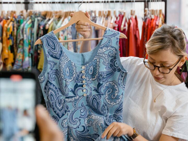 ब्रांडेड कपड़ों में लेबल जरुर होता है, और लेबल हमेशा अंदर की तरफ लगा रहता है और नकली कपड़ों में लेबल बाहर की तरफ से लगा रहता है.