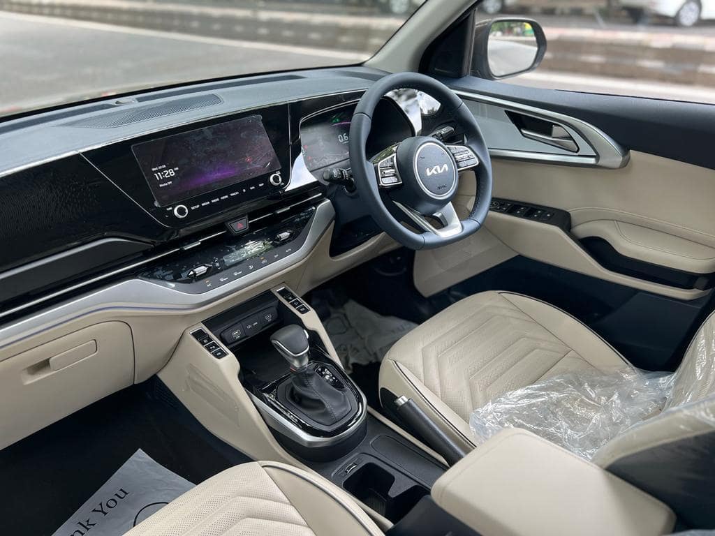नई Kia Carens 1.5 Turbo DCT खरीदने का मन है तो पहले समझ लीजिये, इसे खरीदना फायदे का सौदा है या घाटे का?