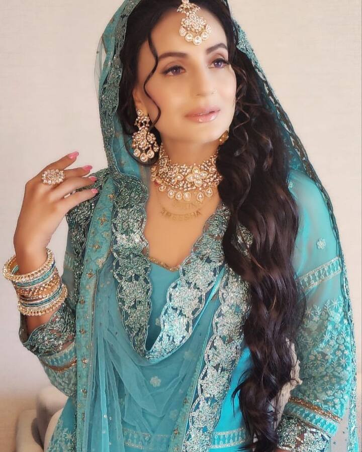 वहीं सकीना बनकर फिर बड़े पर्दे पर धमाल मचाने के लिए अमीषा पटेल तैयार हैं. अमीषा ने इस फिल्म के लिए 2 करोड़ रुपए चार्ज किए हैं.