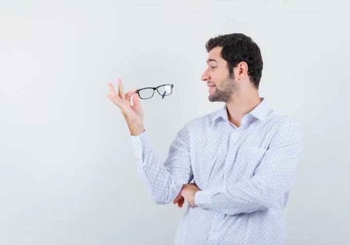 ਜਦੋਂ ਵੀ ਤੁਸੀਂ ਚਸ਼ਮਾ ਬਣਵਾਉਣਾ ਹੈ, ਤਾਂ ਯੂਵੀ ਪ੍ਰੋਟੈਕਟਿਡ ਚਸ਼ਮਾ ਹੀ ਬਣਵਾਓ। ਇਸ ਨਾਲ ਤੁਹਾਡੀਆਂ ਅੱਖਾਂ ਨੂੰ ਸੂਰਜ ਦੀਆਂ ਹਾਨੀਕਾਰਕ ਕਿਰਨਾਂ ਤੋਂ ਬਚਾਇਆ ਜਾ ਸਕਦਾ ਹੈ, ਜਿਸ ਨਾਲ ਅੱਖਾਂ ਦੀ ਰੌਸ਼ਨੀ ਲੰਬੇ ਸਮੇਂ ਤੱਕ ਠੀਕ ਰਹਿ ਸਕਦੀ ਹੈ।