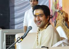 In Pics: मध्य प्रदेश चुनाव में एक ही शख्स के सहारे BJP-कांग्रेस, हिंदुत्व का भगवा प्लान हैक