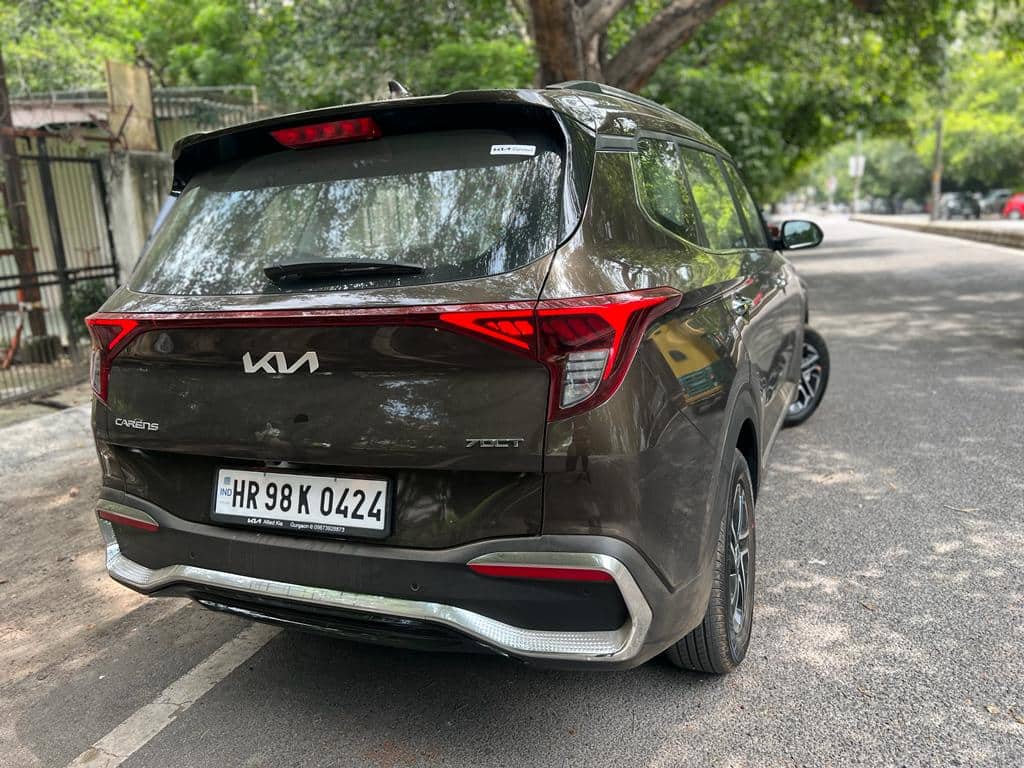 नई Kia Carens 1.5 Turbo DCT खरीदने का मन है तो पहले समझ लीजिये, इसे खरीदना फायदे का सौदा है या घाटे का?