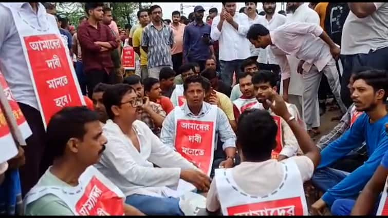 Train Service Gets Disrupted As Agitators Do Rail Blockade In Murarai Of Birbhum Rail Blockade:ছুটির দিনে মুরারইতে রেল অবরোধ নিত্যযাত্রী সংগঠনের, আটকে একাধিক ট্রেন