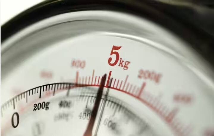 ਤੋਲਣ ਵਾਲੀ ਮਸ਼ੀਨ ਵੀ ਆਰ ਪੜ੍ਹਦੀ ਹੈ, ਜਿਸ ਨੂੰ ਤੁਸੀਂ ਆਪਣਾ ਭਾਰ ਸਮਝਦੇ ਹੋ। ਇਸੇ ਤਰ੍ਹਾਂ ਜੇਕਰ ਤੁਸੀਂ ਇਸ ਮਸ਼ੀਨ ਨੂੰ ਚੰਦਰਮਾ 'ਤੇ ਲੈ ਕੇ ਜਾਓ ਤਾਂ ਤੁਸੀਂ ਆਪਣਾ ਭਾਰ ਘੱਟ ਕਰ ਸਕੋਗੇ।