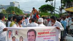 Beed : बीडच्या काँग्रेस कार्यकर्त्यांनी चक्क उंटावरून साखर वाटली; पाहा फोटो