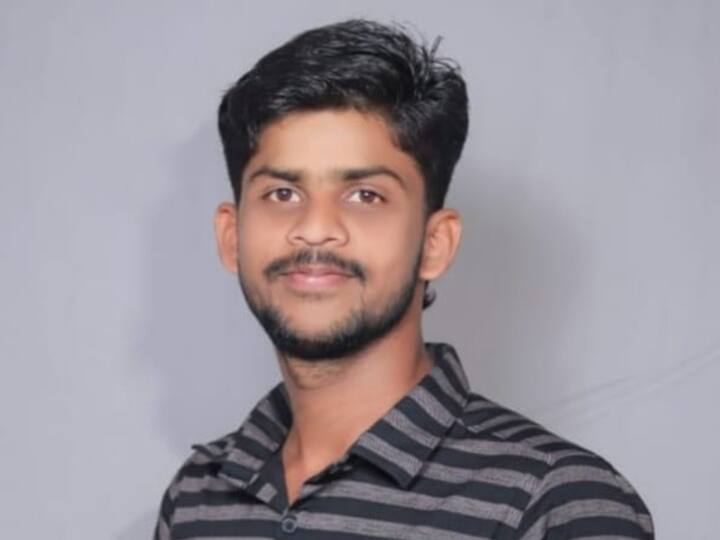 सांगली जिल्ह्यातील शिराळा तालुक्यातील वारणा नदीवरील मांगले आणि सावर्डे बंधाऱ्यावरून तरुणाने मोबाईलला स्टेटस ठेवून नदीत उडी मारली आहे.