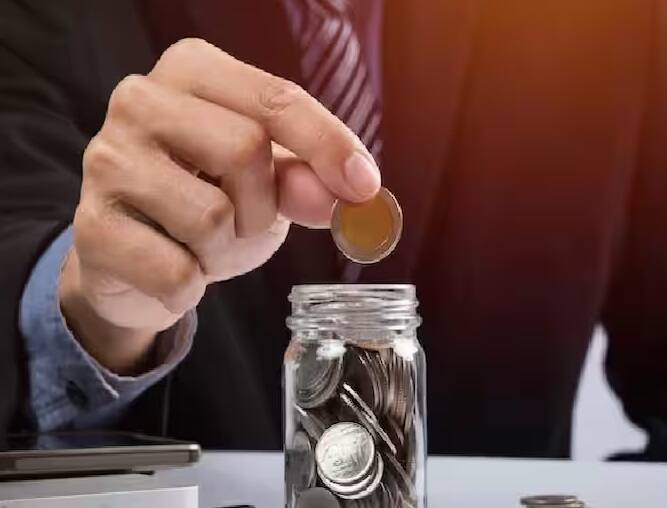 સામાન્ય રીતે સેવિંગ એકાઉન્ટમાં સૌથી નીચો વ્યાજ દર ઓફર કરવામાં આવે છે પરંતુ ઘણી નાની ફાઇનાન્સ બેન્કો છે જે ગ્રાહકોને 7 ટકા સુધી વ્યાજ દર ઓફર કરે છે.