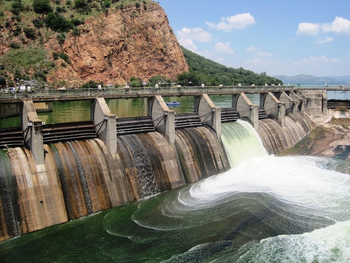 इसके अलावा, क्यूसेक का प्रयोग पानी के विभिन्न स्रोतों की समय-समय पर बदलती आपूर्ति की मात्रा को मापने में भी किया जाता है. यह वैज्ञानिक अध्ययनों में भी महत्वपूर्ण भूमिका निभाता है जैसे कि जलवायु परिवर्तन और जलसंसाधनों (बांध आदि) की सुरक्षा के लिए.