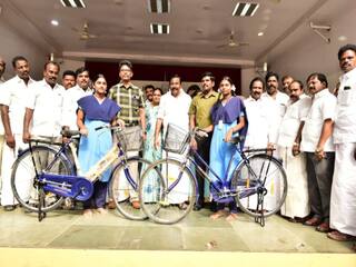 திருச்சியில் 815 மாணவர்களுக்கு விலையில்லா மிதிவண்டியை வழங்கிய அமைச்சர் கே.என்.நேரு