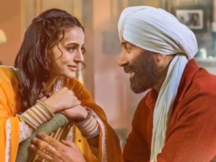 'गदर 2' चित्रपटाची प्रेक्षक उत्सुकतेने वाट बघत आहेत.  या चित्रपटासाठी कलाकारांनी किती मानधन घेतले? याबाबत जाणून घेऊयात...