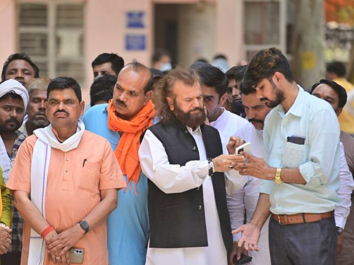 दिल्ली के सभी 7 लोकसभा सीटों पर वर्तमान में बीजेपी का एकतरफा कब्जा है. द डेली गार्जियन सर्वे में लोगों से पूछा गया कि हंस राज हंस के काम से आप कितने संतुष्ट हैं. जिस पर 40 फीसदी लोगों ने हां में जवाब दिया. 55 फीसदी ने कहा- नहीं. 5 प्रतिशत ने पता नहीं में उत्तर दिया.