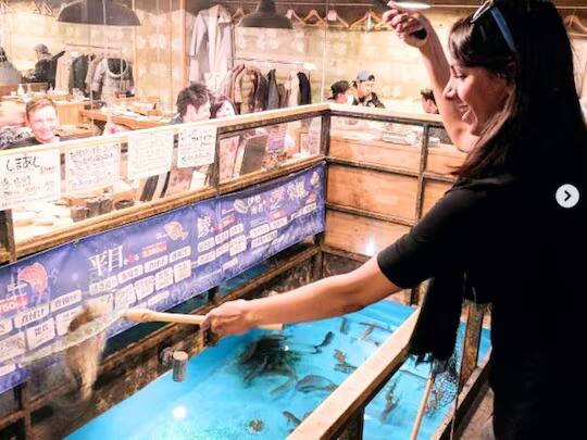 Viral Video: ਵਿਲੱਖਣ ਰੈਸਟੋਰੈਂਟ! ਇੱਥੇ ਗਾਹਕ ਖੁਦ ਫੜਦੇ ਹਨ ਆਪਣੀ ਮਨਪਸੰਦ ਮੱਛੀ, ਸ਼ੈੱਫ ਬਣਾ ਕੇ ਦਿੰਦੇ ਹਨ ਸੁਆਦੀ ਪਕਵਾਨ