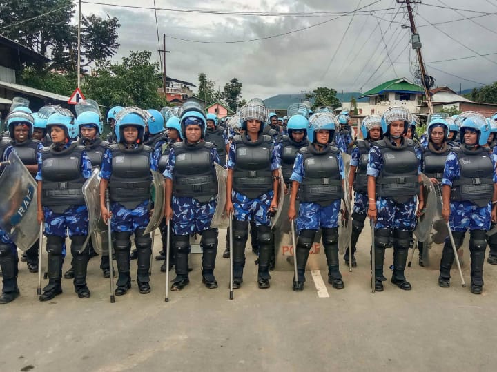 मणिपुर में हिंसा के बीच हथियारों और गोला-बारूद को लूटे जाने की खबरों को लेकर पुलिस ने क्या कहा?
