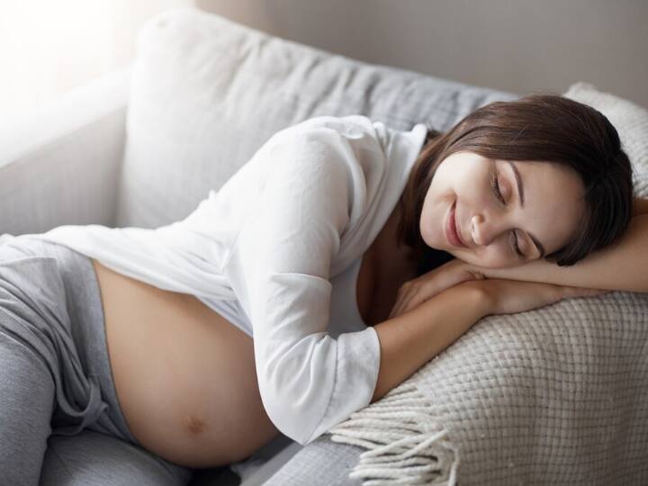 प्रेग्नेंसी में वॉक करने से नींद समय पर और अच्छी आती है और इस अवधि के दौरान होने वाले तनाव से भी छुटकारा मिलता है.