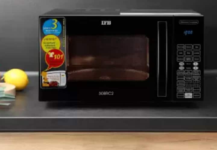 IFB 30 L Convection Microwave Oven: आईएफबी ब्रांड में 30 लीटर वाला यह माइक्रोवेव ओवन एक बेहतर ऑप्शन है. 23 प्रतिशत के ऑफ के साथ फ्लिपकार्ट पर इसकी (IFB 30 L Convection Microwave Oven (30BRC2, Black) मॉडल की कीमत 14,490 रुपये है. इसका इस्तेमाल ग्रिलिंग, दोबारा गर्म करने, डिफ्रॉस्टिंग और खाना पकाने के साथ-साथ बेकिंग के लिए भी किया जा सकता है.