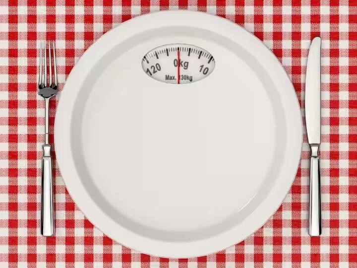 Weighing Machine: જ્યારે પણ તમને લાગે છે કે તમારું વજન વધી રહ્યું છે અથવા ઘટી રહ્યું છે, ત્યારે તમે વજન કાંટા વડે તમારું વજન માપો છો. શું તમે જાણો છો કે વજન કાંટો ખરેખર તમારું વજન માપતા નથી ?, આ વાત સાંભળીને તમને કદાચ આશ્રર્ચ થશે, પરંતુ આ એકદમ સાચી વાત છે, જાણો તેની પાછળનું શું છે સાયન્સ....