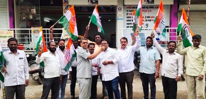 त्यामुळे न्यायालयाच्या या निर्णयामुळे राहुल गांधी यांना पुन्हा खासदारकी मिळणार आहे. तर न्यायालयाच्या या निर्णयानंतर राज्यभरात काँग्रेस कार्यकर्ते आणि पदाधिकाऱ्यांनी जल्लोष साजरा (Congress Celebration) केला आहे.