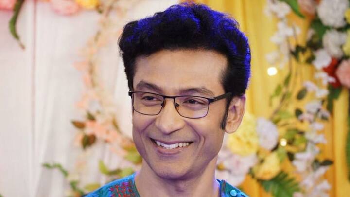 এই তো ছিল চন্দন চট্টোপাধ্যায়ের জুতোয় পা গলানোর গল্প। কিন্তু তারপরে তাঁর নাচের মহড়ার ভিডিও দেখে রণবীর নাকি বলেছেন, তিনি পাল্লা দিয়ে নাচ করতে পারবেন না! টোটা বলছেন, 'রণবীর নিজেকে ছোট করে দেখায় কিন্তু ও ভীষণ ভাল নৃত্যশিল্পী। ভীষণ তাড়াতাড়ি স্টেপস তোলে ও, মনেও রাখে। ওর সঙ্গে যখন রিহার্সাল করছিলাম, আমারই ভয় লাগছিল যে, রণবীর আমার থেকে ভাল নাচ করবে না তো! গল্পে তো আমি ওর শিক্ষক। শিক্ষকের থেকে ছাত্র যদি ভাল নাচে, তাহলে কেমন দেখাবে ভাবুন! শেষ ৩ দিন ৩ ঘণ্টা ধরে রিহার্সাল করলাম। রণবীর এক সময়ে দুটো নাচের অনুশীলন করছিল, 'ডোলা রে' আর 'ঢিন্ডোরা বাজে রে'-র।'