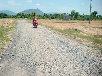 dmk cadre as contractor road very poor condition in thiruvannamalai திமுக நிர்வாகி போட்ட தார்சாலை.. இரண்டே மாதத்தில் பெயர்ந்து வரும் ஜல்லிக்கற்கள்..! கடும் சிரமத்தில் வாகன ஓட்டிகள்..!
