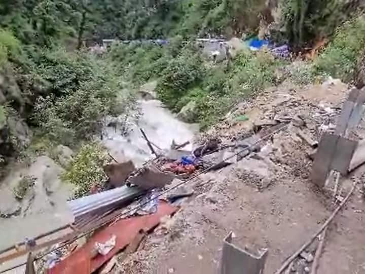 Gaurikund bulldozer action against encroachment many shops were demolished after Landslide ANN Gaurikund Landslide: गौरीकुंड में अतिक्रमणकारियों पर चला प्रशासन का बुलडोजर, कई अस्थाई दुकानों को किया ध्वस्त