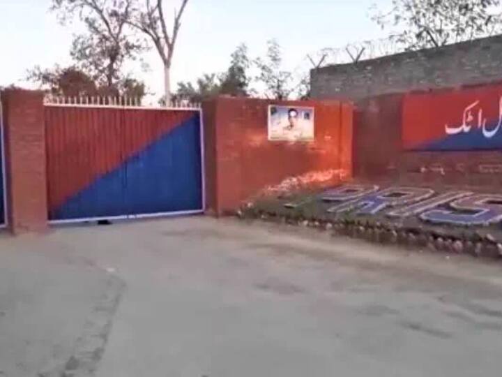 अटक जेल में अतीत में भी राजनेताओं को क़ैद किया जाता रहा है. इस साल फ़रवरी में तहरीक-ए-इंसाफ़ ने जब जेल भरो आंदोलन की शुरुआत की थी तो पार्टी के वाइस चेयरमैन शाह महमूद क़ुरैशी को एक महीने के लिए अटक जेल भेजा गया था.