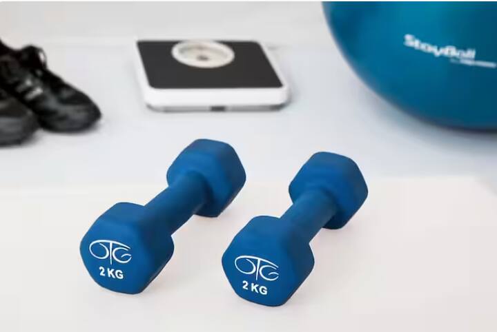 ਜਦੋਂ ਲਿਫਟ ਹੇਠਾਂ ਆਉਂਦੀ ਹੈ, ਤਾਂ R ਦਾ ਮੁੱਲ ਘੱਟ ਜਾਂਦਾ ਹੈ। ਅਜਿਹੇ 'ਚ ਤੁਸੀਂ ਹਲਕਾ ਮਹਿਸੂਸ ਕਰਦੇ ਹੋ, ਅਜਿਹਾ ਲੱਗਦਾ ਹੈ ਜਿਵੇਂ ਤੁਹਾਡਾ ਭਾਰ ਘਟ ਗਿਆ ਹੋਵੇ। ਜੇਕਰ ਅਚਾਨਕ ਲਿਫਟ ਦੀ ਤਾਰ ਟੁੱਟ ਜਾਵੇ ਅਤੇ ਹੇਠਾਂ ਡਿੱਗਣ ਲੱਗੇ ਤਾਂ ਤੁਸੀਂ ਵੀ ਭਾਰ ਘੱਟ ਮਹਿਸੂਸ ਕਰ ਸਕਦੇ ਹੋ।