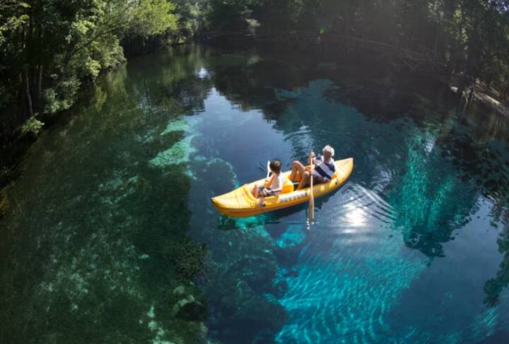 ਸੈਂਟਾ ਫੇ ਨਦੀ, ਫਲੋਰੀਡਾ: ਇਹ ਉੱਤਰੀ ਫਲੋਰੀਡਾ, ਅਮਰੀਕਾ ਵਿੱਚ ਸਥਿਤ ਹੈ ਅਤੇ ਲਗਭਗ 121 ਕਿਲੋਮੀਟਰ ਤੱਕ ਵਗਦੀ ਹੈ। ਇਹ ਨਦੀ ਵੀ ਭੂਮੀਗਤ ਵਗਦੀ ਹੈ ਅਤੇ ਇੱਕ ਵੱਡੇ ਸਿੰਕਹੋਲ ਵਿੱਚੋਂ ਡਿੱਗਦੀ ਹੈ।