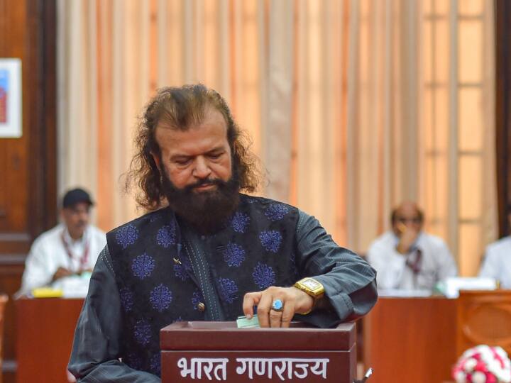 द डेली गार्जियन की ओर से दिल्ली के उत्तर पूर्वी निर्वाचन क्षेत्र से बीजेपी सांसद हंस राज हंस के प्रदर्शन को लेकर एक सर्वे किया गया. जिसमें एक सांसद के तौर पर उनके कामकाज को लेकर लोगों से राय ली गई.