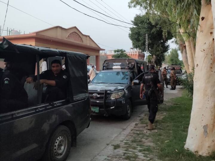 पाकिस्तान में 1999 के दौरान सैनिक विद्रोह के बाद पूर्व प्रधानमंत्री नवाज़ शरीफ़ भी इस जेल में क़ैद रहे. पीपुल्स पार्टी के नेता आसिफ़ अली ज़रदारी भी लंबे अरसे तक यहीं क़ैद रहे.पंजाब के जेलों के विभाग की वेबसाइट के अनुसार अटक जेल में 539 क़ैदी रखने की गुंजाइश है, जबकि इस समय वहां इससे कहीं अधिक यानी 804 लोग क़ैद हैं.