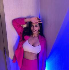 Daksha Nagarkar Photos : 'హుషారు' ఉన్న పోరి - బాస్ లేడీలా ముస్తాబై 