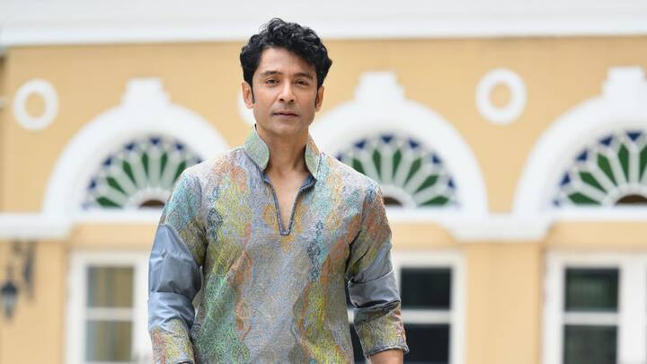 মুম্বইতে বসে যিনি এখন ভাসছেন প্রশংসার বন্যায়, তিনি মনে-প্রাণে তো বাঙালি.. তাই ২৫ মিনিট সময়ের হিসেব কার্যত ভুলে যেতেই হয় গল্পের আমেজে। আরব সাগরের ওপারে বসে এপারের সঙ্গে অনায়াস আড্ডা দিলেন 'রকি অউর রানি কি প্রেম কাহানি' (Rocky Our Rani Ki Prem Kahani)-র চন্দন চট্টোপাধ্যায়। পুষ্পরাগ ওরফে টোটা রায়চৌধুরী (Tota Roychowdhury)