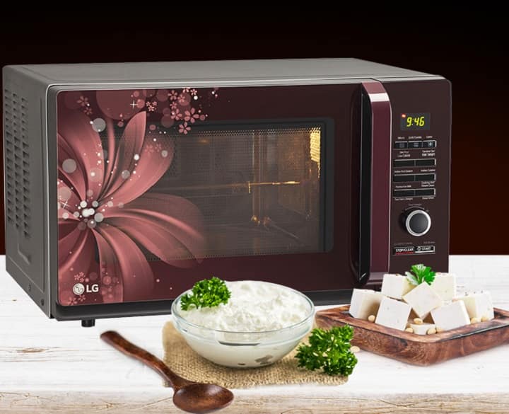 LG 32 L Convection Microwave Oven: एलजी ब्रांड का यह ओवन 32 लीटर क्षमता का है. अमेजन पर फिलहाल 29 प्रतिशत के ऑफ पर आप LG 32 L Convection Microwave Oven (MC3286BRUM, Black) मॉडल को 16,990 रुपये में खरीद सकते हैं. इसे ग्रिलिंग, दोबारा गर्म करने, डिफ्रॉस्टिंग और खाना पकाने के साथ-साथ बेकिंग के लिए भी इस्तेमाल किया जा सकता है.