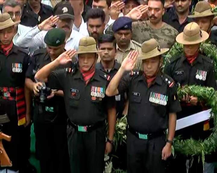 વિરાટનગર નિવાસસ્થાને હિન્દુ વિધિ પૂર્ણ કર્યા બાદ અંતિમ દર્શન માટે પાર્થિવદેહને ચોગાનમાં રાખવામાં આવ્યો હતો. જ્યાં હજારોની સંખ્યામાં લોકો તેમને શ્રદ્ધાંજલિ આપવા પહોંચ્યા હતા.