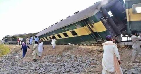 Pakistan train accident hazara express bogies derailed at sarhari railway station in nawabshah many dead several injured  Pakistan Train Accident: પાકિસ્તાનમાં ભયાનક ટ્રેન અકસ્માત,  10 ડબ્બા પાટા પરથી ઉતર્યા, 15 લોકોના મોત 