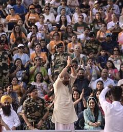 Sunny Deol And Ameesha Patel:  सनी देओल आणि अमिषा पटेल यांनी अटारी बोर्डरला दिली भेट; जवानांसोबत काढले फोटो