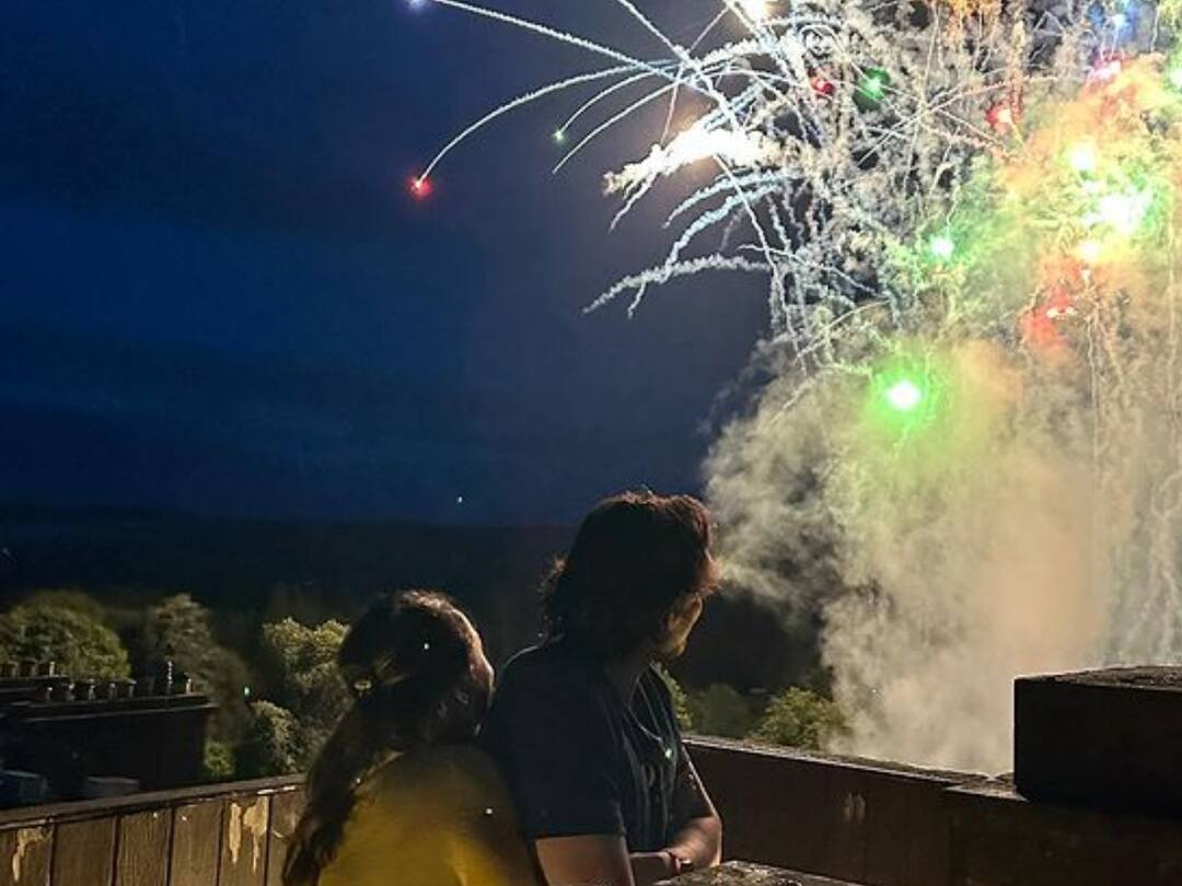 Mahesh Babu: எண்ணம் எல்லாம் வண்ணமம்மா... காதல் மனைவியுடன் அழகிய தருணம்.. மகேஷ்பாபுவின் க்யூட் பதிவு! Mahesh Babu and Namrata Shirodkar enjoy fireworks in romantic PIC clicked by kids Sitara, Gautam Mahesh Babu: எண்ணம் எல்லாம் வண்ணமம்மா... காதல் மனைவியுடன் அழகிய தருணம்.. மகேஷ்பாபுவின் க்யூட் பதிவு!