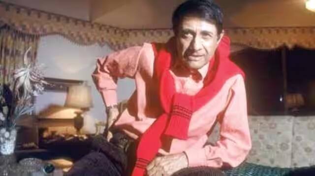 देव आनंद का असली नाम धर्मदेव पिशोरीमल आनंद था. यूं तो हमने हाल के दशकों में कई सुपरस्टार देखे हैं, लेकिन जिस तरह देव आनंद ने अपने जीवन के अंत तक खुद को संभाला था, एक इंसान के तौर पर उनकी महानता को शब्दों में बयां करना मुश्किल है. देवानंद कितनी बड़ी हस्ती है इस बारे में हमें बताने की जरुरत नहीं है. लेकिन आज हम आपको बताएंगे देवानंद के पुराने घर के बारे में जहाँ वह रहा करते थे.