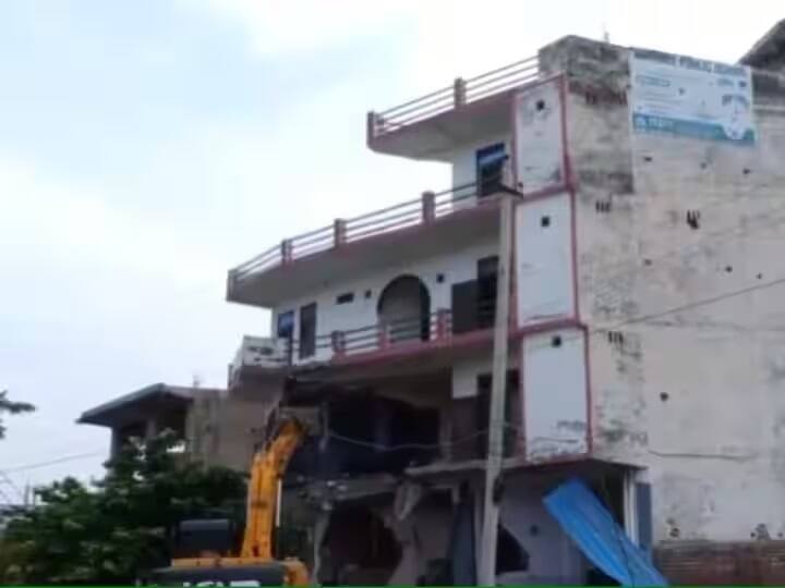 Haryana Nuh Clash: bulldozer operation continues for the third day on a hotel from where stones were pelted during nuh violence નૂંહ હિંસાઃ જે હૉટલના ધાબા પર ચઢીને લોકોએ પથ્થરમાર્યો કર્યો હતો, તે હૉટલ પર જ ફરી વળ્યુ બૂલડૉલર, Video....