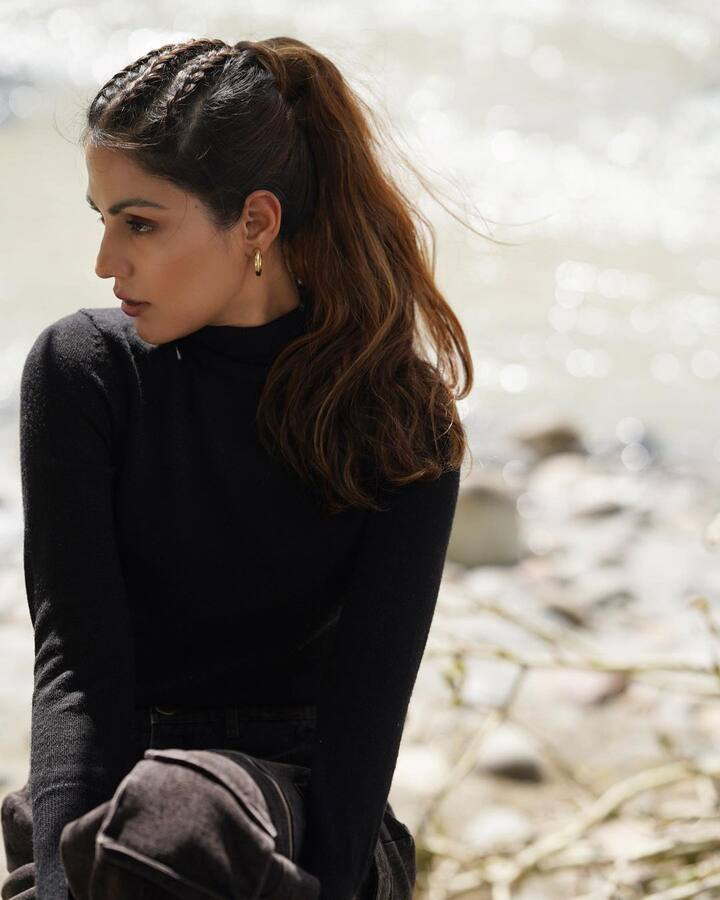 Rhea opted for a braided hairdo with minimal make-up look.